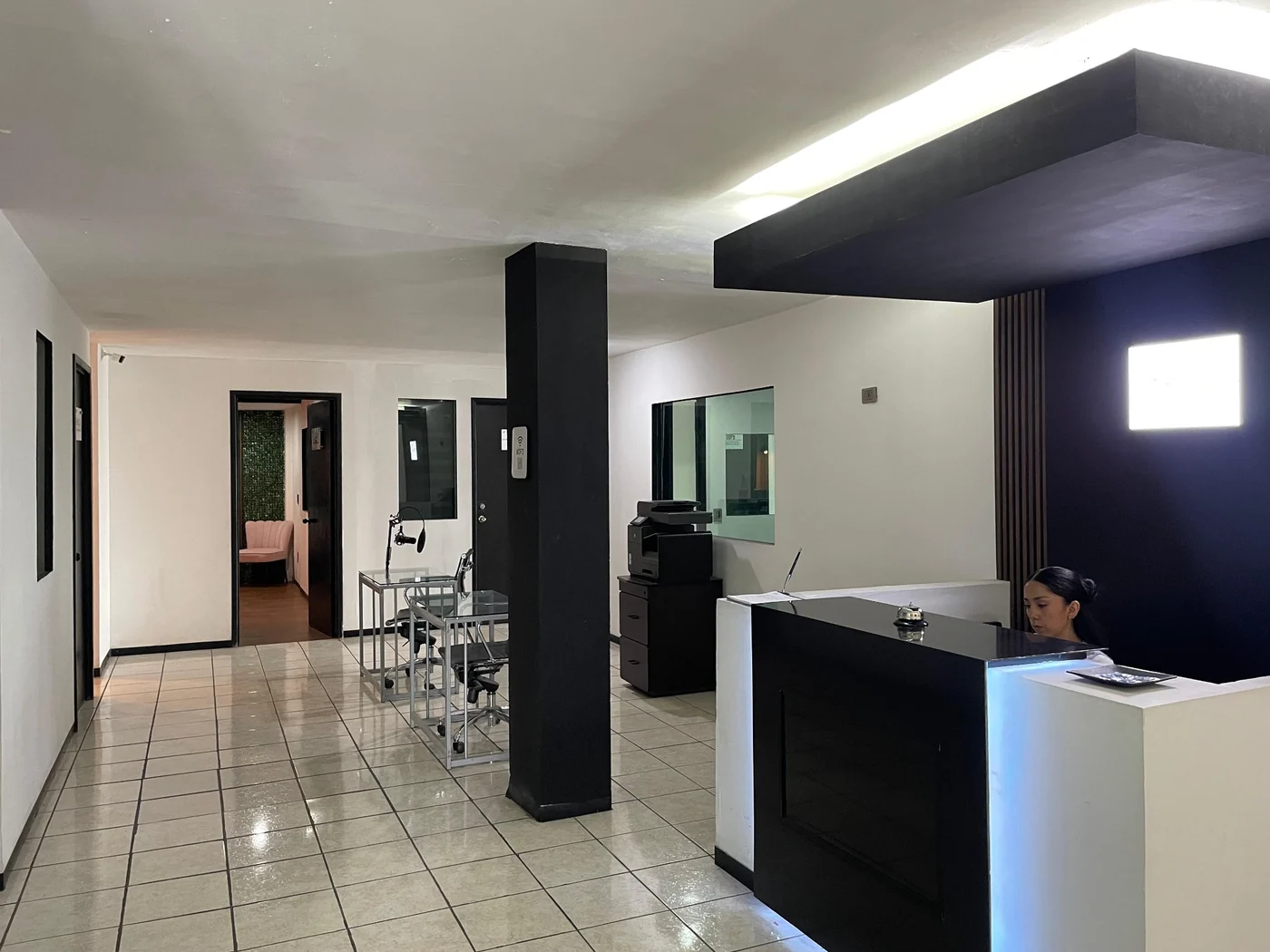 Recepción y áreas comunes del centro de negocios OFyV